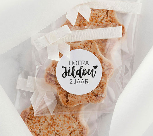 Traktatie sticker Hartje | met naam en leeftijd | Jarig sierlijk | 10 stuks